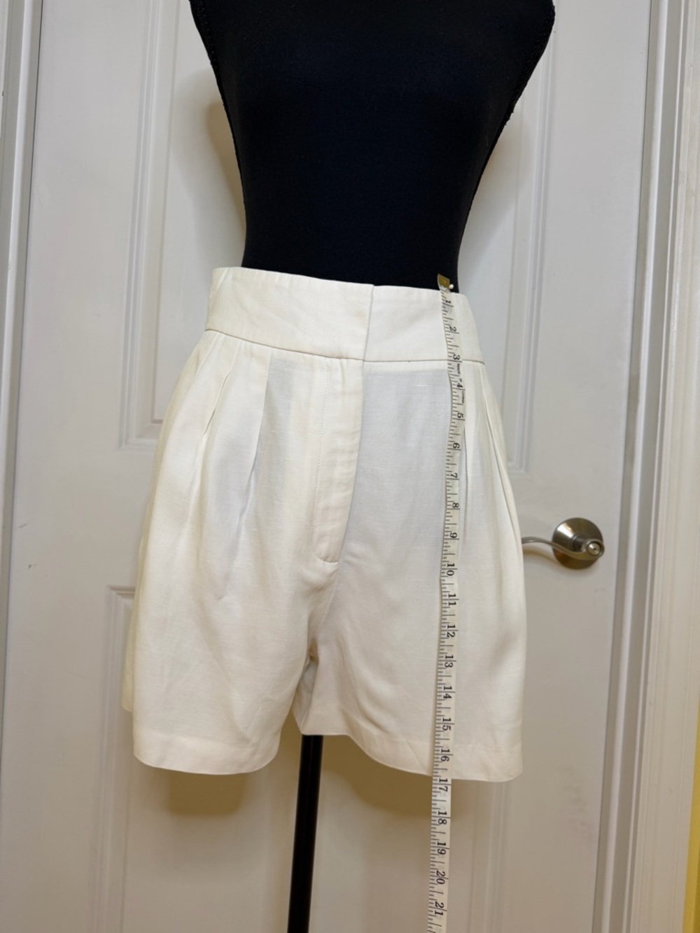 Reiss Bea Ivory linen shorts size 10, good condition